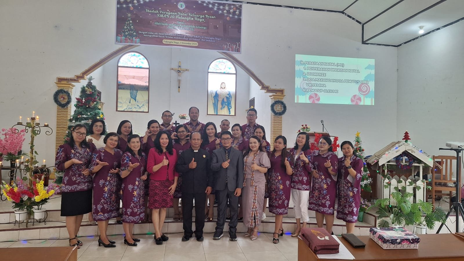 SMAN 10 Palangka Raya melaksanakan Natal Sekolah Tahun 2025